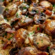 Köstliche Champignons mit knusprigem Bacon in cremiger Knoblauch-Soße