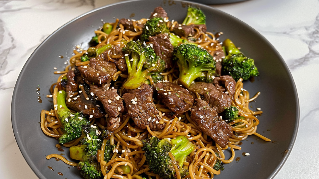 Schnelle 20-Minuten Lo Mein mit zartem Rindfleisch, Brokkoli und Knoblauch
