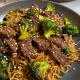 Schnelle 20-Minuten Lo Mein mit zartem Rindfleisch, Brokkoli und Knoblauch