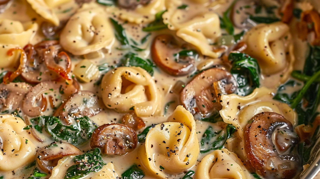 Wundervoll cremiger Tortellini-Genuss mit Spinat, Champignons und karamellisierten Zwiebeln